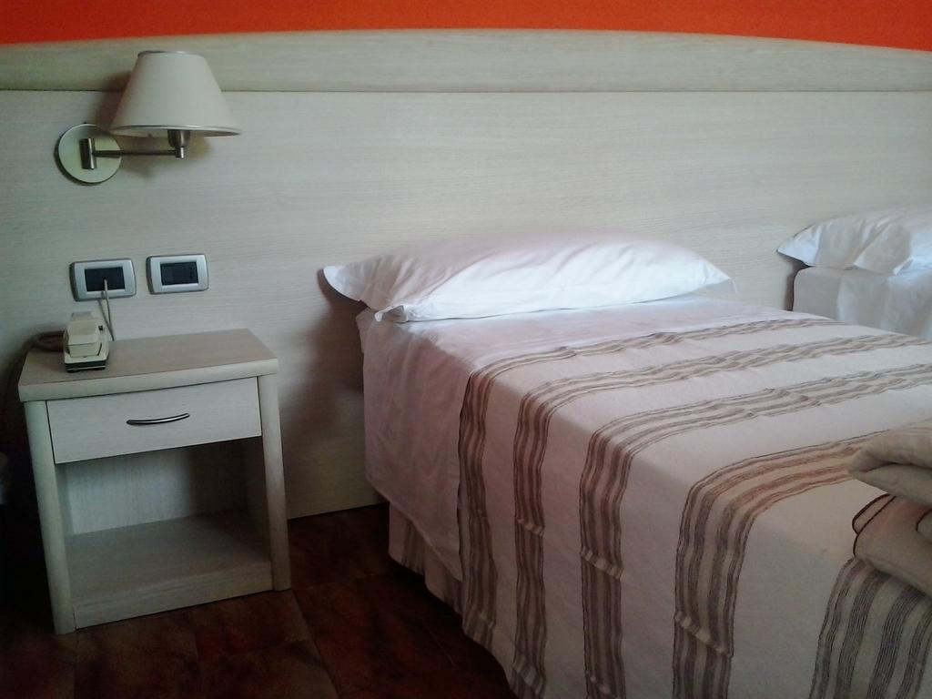 Hotel Pizzeria Mezzolago Pergine Valsugana Szoba fotó